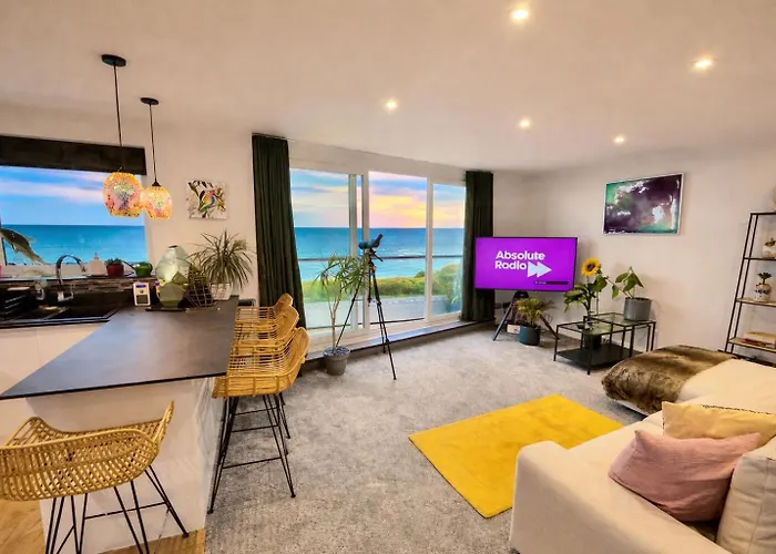 Stunning Sea View Two Double Bedroom Apartment - With Balcony - Opposite Beachfront Walk
